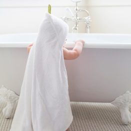 hooded baby bath