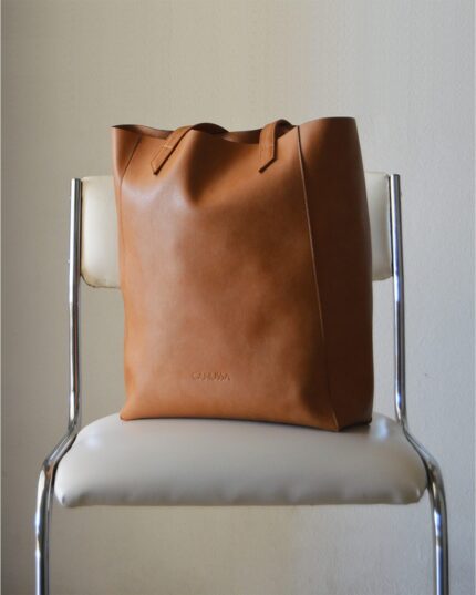 حقيبة كتف مصنوعة من الجلد النباتي - باللون الجَمَلي