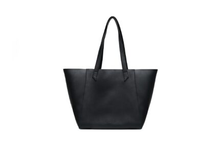 حقيبة كتف سوداء مصنوعة من مواد طبيعية